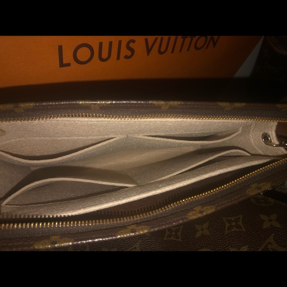Louis Vuitton Toiletry 26 vintage (Authentic) - Picture 5 of 8